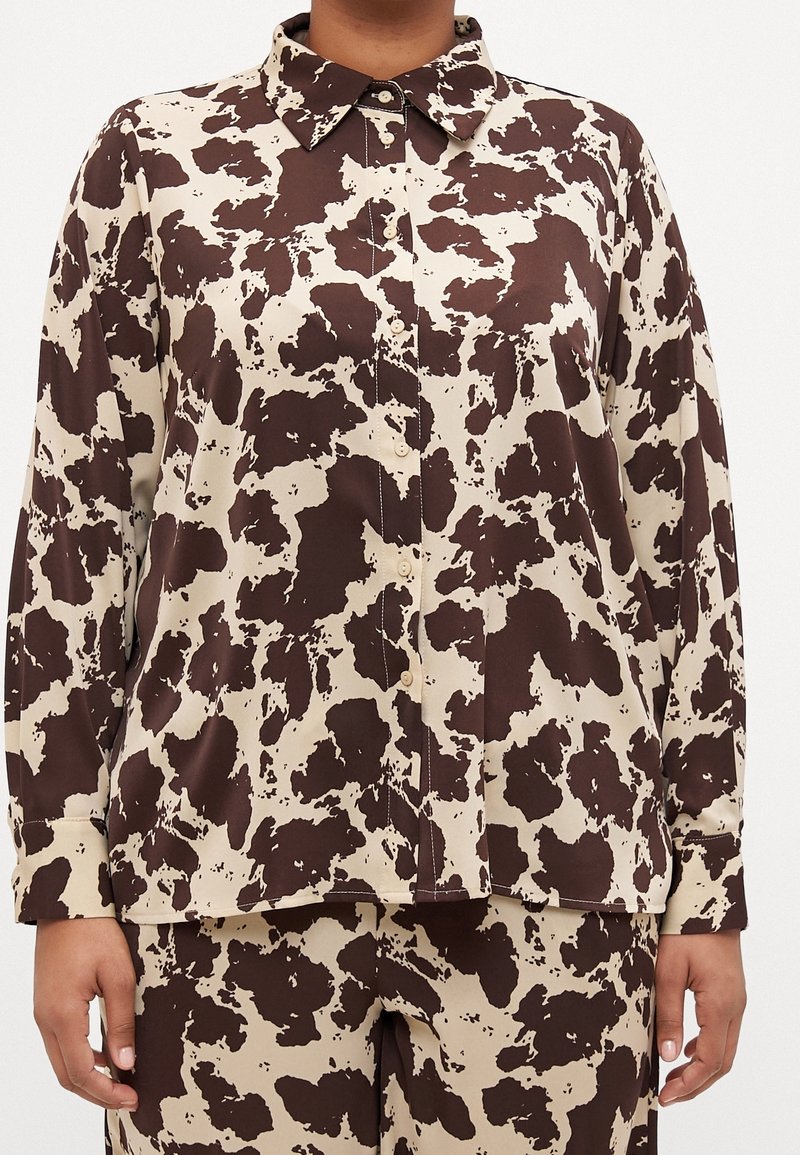 Camicia a bottoni con stampa maculata marrone e crema, maniche lunghe e colletto a punta, realizzata in un tessuto liscio.