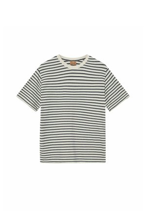 Witte T-shirt met korte mouwen, zwarte horizontale strepen en een ronde hals, plat gelegd tegen een witte achtergrond.