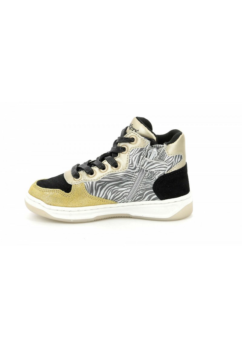 Zapatilla alta con un estampado de cebra en blanco y negro, acentos de ante negro y dorado, y suela texturizada. Incluye cordones negros y detalle de cremallera.