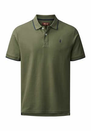 Olivově zelené polo tričko s texturovanou látkou, dvoubarevným knoflíkovým zapínáním a námořnickými akcenty na límci a rukávech. Obsahuje malý detail loga.