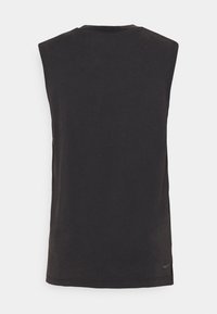 Débardeur de sport noir à col rond, vue arrière, fabriqué en tissu évacuant l'humidité avec un texte discret "DRI-FIT" près de l'ourlet.
