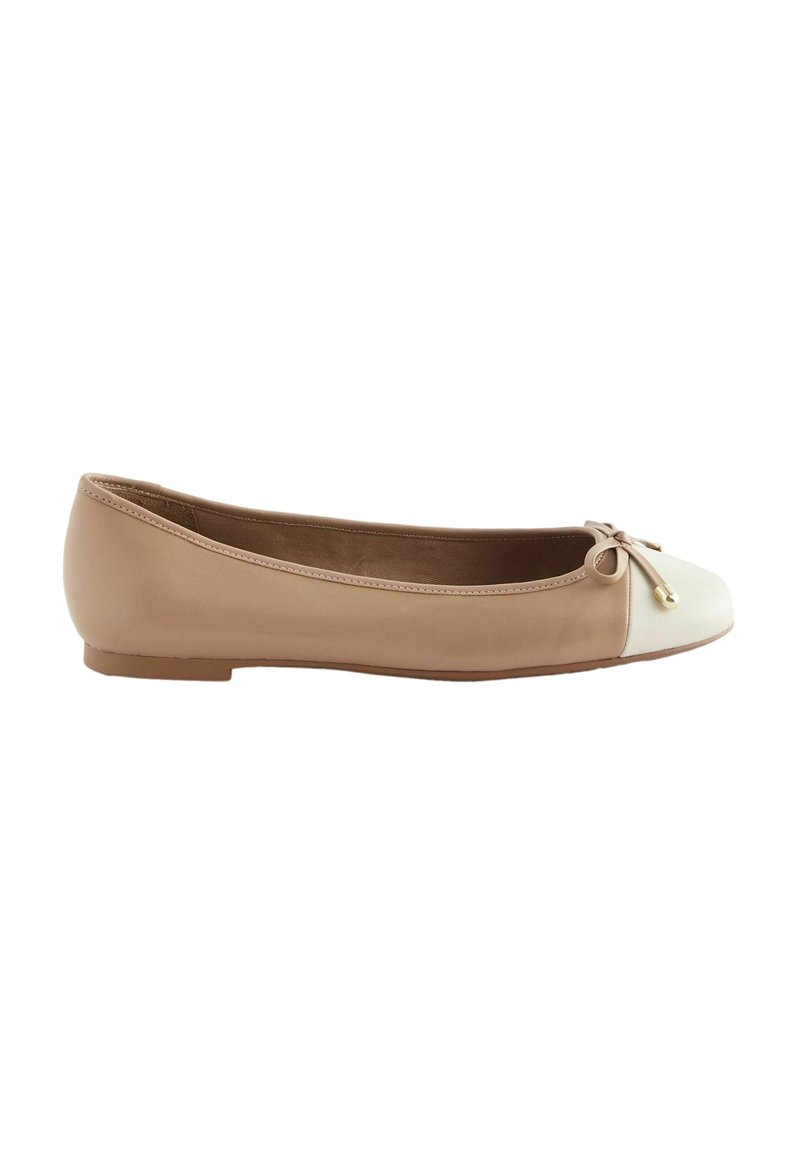 Ballet flats in beige ja cream sintéticas, punta redonda, lazo decorativo con acento de herraje dorado, suela plana, textura suave.