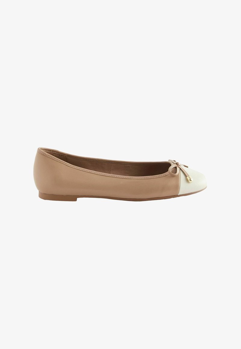 Ballerines en matière synthétique beige et crème, bout rond, nœud décoratif avec accent en matériel doré, semelle plate, texture lisse.