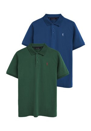 Due polo a maniche corte, una verde scuro con logo rosso, una blu navy con logo bianco, entrambe con colletto e pattina con tre bottoni.