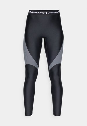Leggings atléticos negros con una amplia cintura elástica que presenta la marca "Under Armour". Los paneles grises en los lados crean un diseño geométrico.