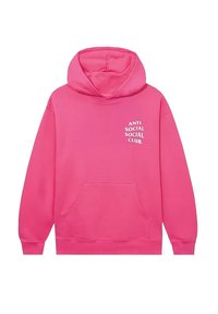 Jasnoróżowa bluza z kapturem z kieszenią worek, z napisem "ANTI SOCIAL SOCIAL CLUB" na białym tle w lewym górnym rogu.