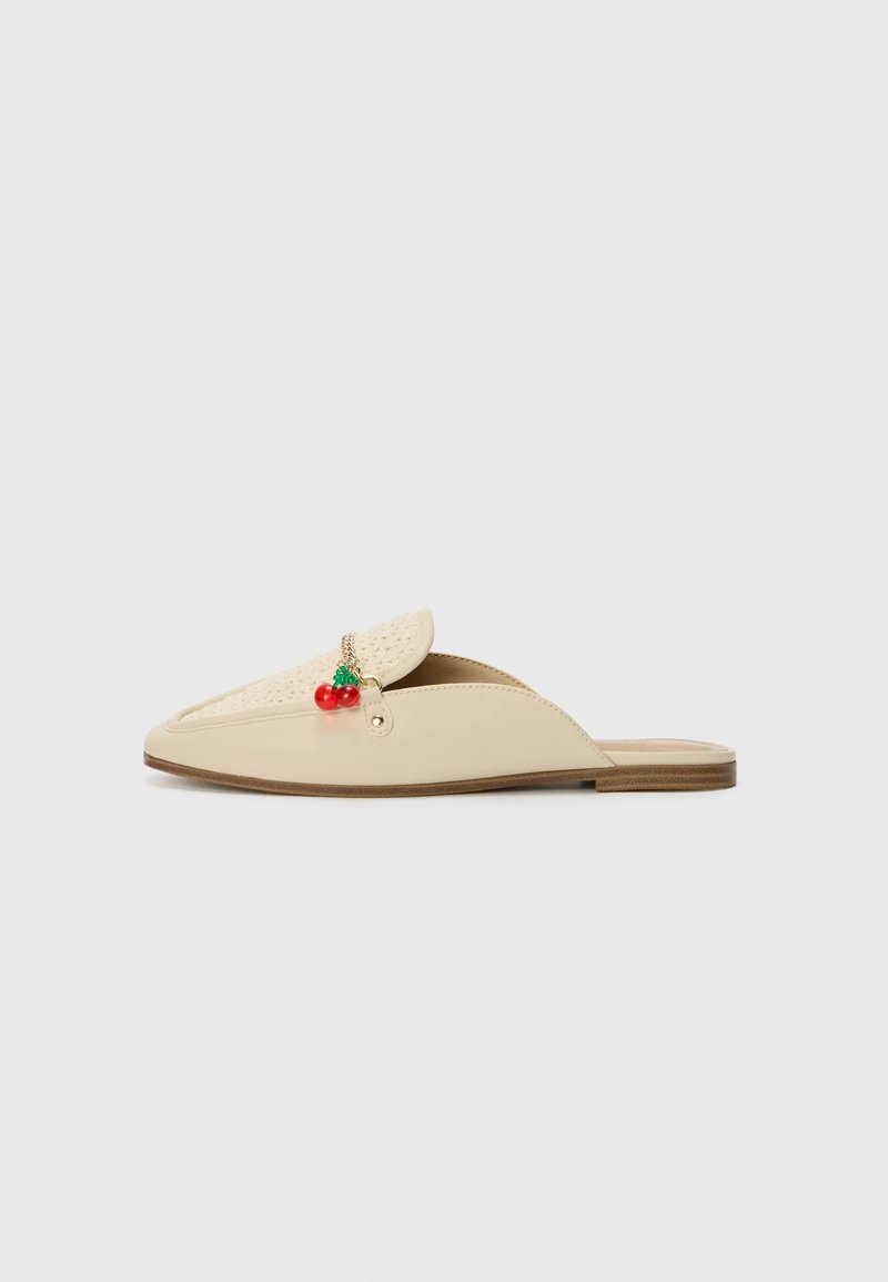 Beige slīdējošās kurpes ar austu augšdaļu, platu zoli un dekoratīvu ķiršu piekariņu sarkanā un zaļā krāsā priekšpusē. Gluda tekstūra, minimālists dizains.