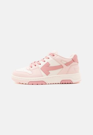 Baskets basses rose clair et blanc avec un motif flèche rose sur le côté et des lacets roses assortis, vues de l'extérieur.