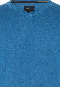 Pulover bleumarin cu decolteu în V, realizat dintr-un material ribatat. Are o textură subtilă și o etichetă inscripționată cu "SIGNAL". Tricot moale cu un design elegant.