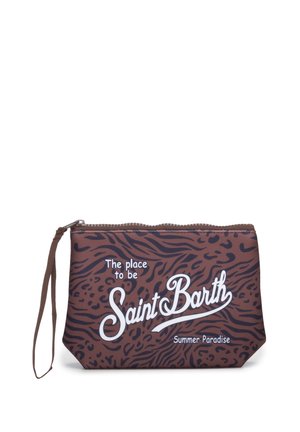 Bustina da polso marrone con stampa animalier nera e testo bianco con la scritta "The place to be Saint Barth Summer Paradise", chiusura con cerniera in alto.