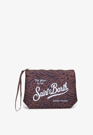 Bruine polstasje met zwarte dierenprint en witte tekst met de woorden "The place to be Saint Barth Summer Paradise", ritssluiting bovenaan.