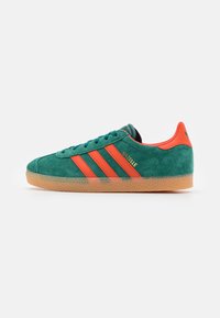 adidas Originals - GAZELLE UNISEX - Joggesko - collegiate green/preloved red Miniatyrbilde 1