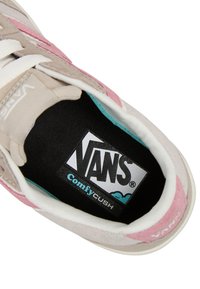 Vans-tossut harmaasta ja vaaleanpunaisesta mokkanahasta, valkoiset nauhat, musta sisäpohja ja ComfyCush-pohjallinen, jossa on Vansin logo.