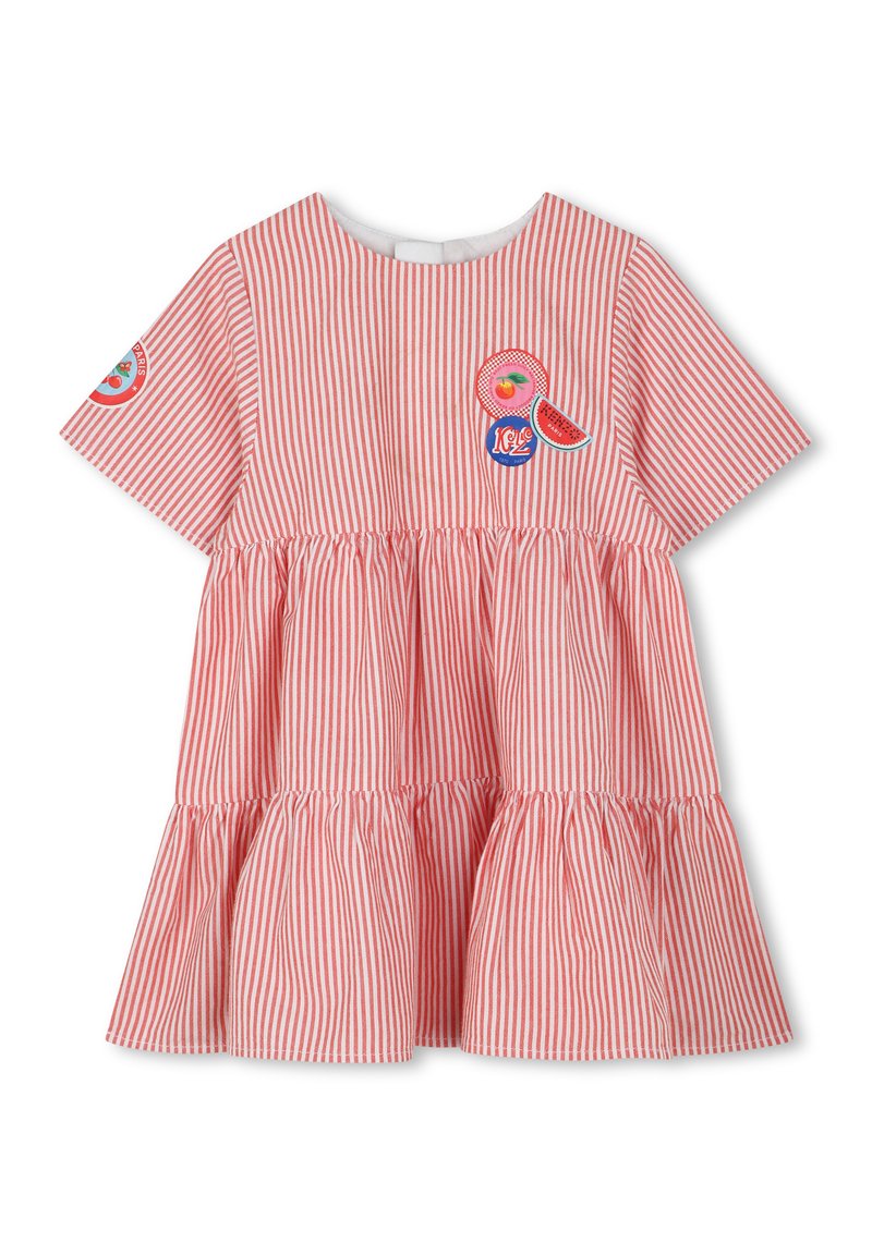 Robe en coton rayée rouge et blanche avec des manches courtes, un ourlet évasé en niveaux, et des patchs sur le thème des fruits à l'avant et sur la manche.