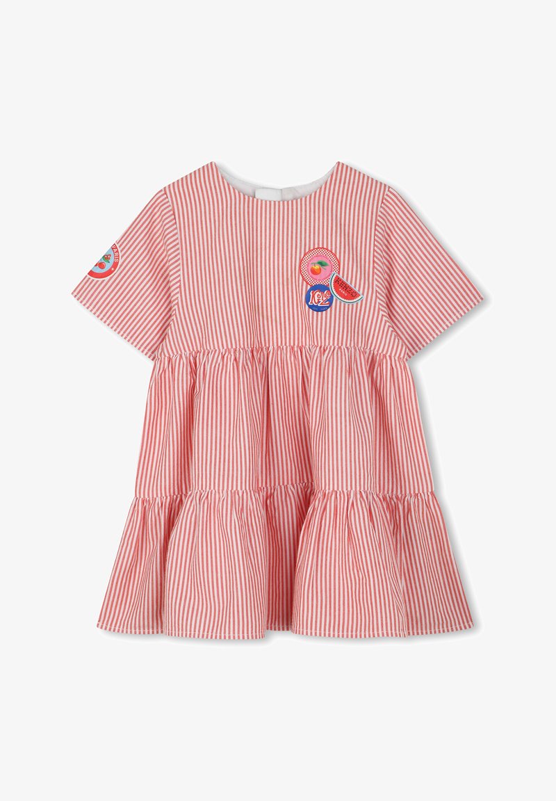 Robe en coton rayée rouge et blanche avec des manches courtes, un ourlet évasé en niveaux, et des patchs sur le thème des fruits à l'avant et sur la manche.
