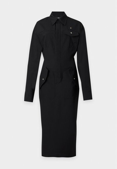 Robe midi noire à manches longues avec col, fermeture éclair devant, deux poches poitrine avec pressions, et deux poches à rabat aux hanches.