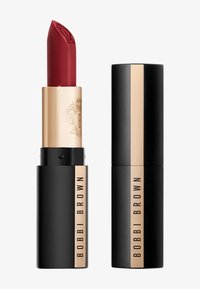 Matte rød Bobbi Brown leppestift, delvis utstrakt, med svart og gull casing, og en matchende lukket hette ved siden av.