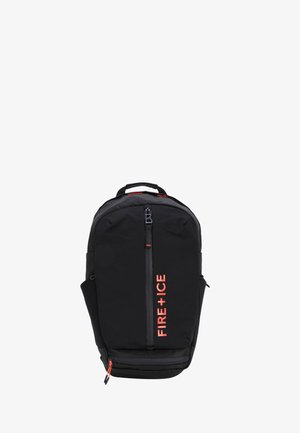 Mochila negra con el logo rojo "FIRE + ICE", que presenta un diseño elegante, tela suave, compartimentos con cremallera y bolsillos laterales de malla.