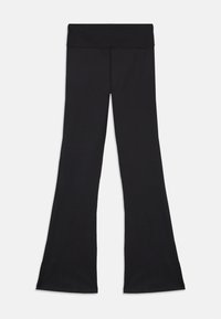 Melni augstās jostas jogas bikses ar izplestiem galiem, plakaniem šuvēm un gludu audumu, izklātas uz baltas fona.