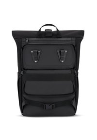 Rucsac negru cu capac rulabil, dotat cu multiple compartimente cu fermoar, bretele ajustabile și accente din metal. Fabricat dintr-un material durabil cu un finisaj texturat.