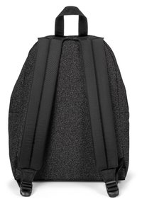 Schwarzer Rucksack aus strukturiertem Stoff, mit breiten gepolsterten Trägern und einem kurzen oberen Griff. Bietet ein schlichtes, minimalistisches Design ohne Logos.