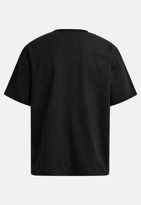 Sort bomulds T-shirt med korte ærmer og rund hals. Stoffet har en let tekstur med lige kant og uferdige kanter.