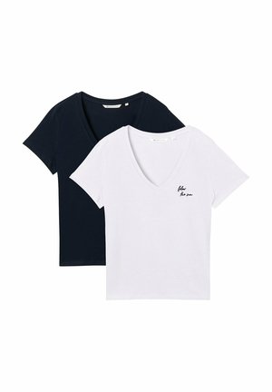 Két darabból álló pamut póló szett: az egyik tengerészkék, V nyakú, a másik fehér, szintén V nyakú, és hímzett szöveggel: "kövesd a napot". Rövid ujjú.