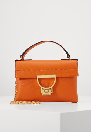 Oranje leren handtas met een gestructureerde vorm, bovenhandvat, gouden details, een kettingriem en een magnetische sluiting. Gestructureerde afwerking.