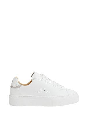 Hvid lavtops skind sneaker med hvide snørebånd, perforeret sidestykke, beige indvendig foring og tyk tekstureret gummisål.