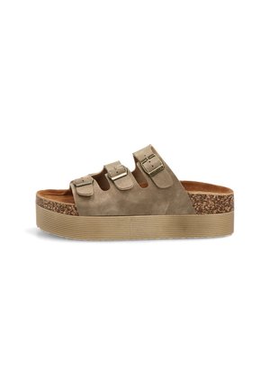 Sandalia de plataforma beige de ante con tres tiras ajustables con hebilla y una plantilla con textura de corcho sobre una suela de goma estriada.