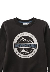 Schwarzes Sweatshirt mit grafischem Druck in Kreisform, der Berge, einen Kajakfahrer und das Wort "ADVENTURE" in fetten blauen Buchstaben zeigt. Baumwollmischung, Rundhalsausschnitt.