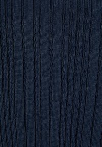 Marinblå ribbad stickad tyg med vertikala linjer, har en texturerad mönster, slät yta och jämn tjocklek genom hela.