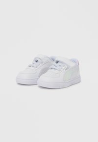 Λευκά αθλητικά παπούτσια με λεία επιφάνεια, στρογγυλή μύτη, κλεισίματα με κορδόνια και βέλκρο, με διακριτική παστέλ λεπτομέρεια στη φτέρνα και το λογότυπο.