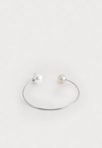 Bracciale a manichetta in argento con una perla bianca e una sfera argentata a ciascun estremo, che mette in evidenza un design minimalista e una superficie metallica liscia.