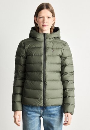 Veste en duvet verte avec une fermeture éclair à l'avant, une capuche et un design matelassé horizontal. Présente un petit logo sur la poitrine gauche et des poignets ajustables.
