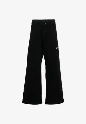 Czarne dżinsy o szerokich nogawkach z wysokim stanem, zapinane z przodu na guzik i suwak, z kieszeniami po bokach oraz małym białym nadrukiem na górnej części uda.