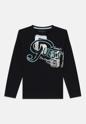 Schwarzes Langarm-T-Shirt aus Baumwolle mit einem grafischen "GUESS"-Logo in Blau und Weiß sowie einer abgenutzten Optik.