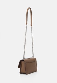 Borsa a mano in pelle marrone dalla forma rettangolare, con un manico corto in pelle e una tracolla a catena argentata. Superficie lavorata e cuciture visibili.