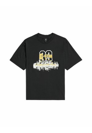 Zwart T-shirt met korte mouwen en geel-witte afbeelding met de tekst "G-STAR 90" en een stads-skyline ontwerp aan de voorkant.
