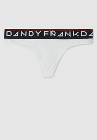 Vita tangaunderkläder med en svart midjeband som har vit text "DANDY FRANK" och röda accentlinjer. Slät tyg och enkel design.