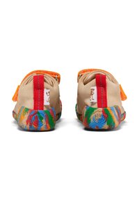Beige Kinderschuhe mit einem orangefarbenen Riemen und einem roten Akzent hinten. Bunte strukturierte Sohlen mit einem verspielten Muster. Kompakte, abgerundete Form.