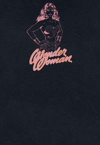 Sfondo nero con un'illustrazione a contorno rosa di un personaggio femminile in costume da supereroina con il testo 'Wonder Woman' sottostante.