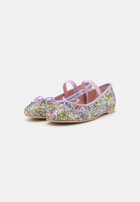 Ballerine con una toma in glitter multicolore nei toni del viola, oro e rosa, con una morbida cinturina lavanda e un dettaglio a fiocco.