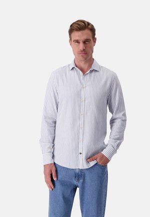 Camicia a righe nei toni del blu chiaro e bianco, con maniche lunghe, colletto e orlo curvo; bottoni frontali decorati con accenti dorati chiari.