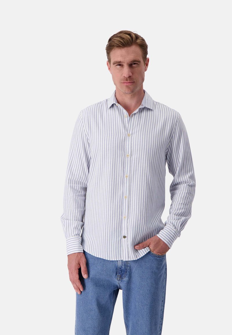Camicia a righe nei toni del blu chiaro e bianco, con maniche lunghe, colletto e orlo curvo; bottoni frontali decorati con accenti dorati chiari.