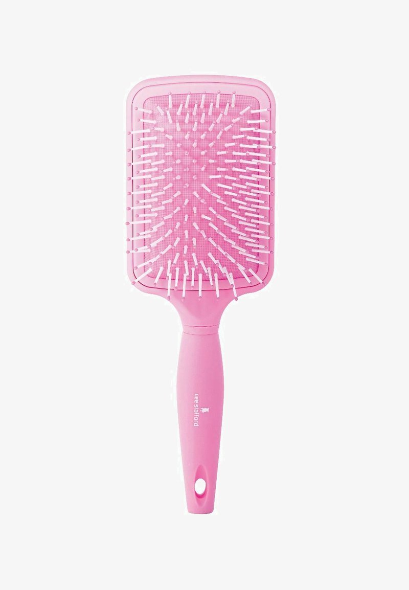Roze rechthoekige paddle-haarborstel met wit uiteinde borstelharen en een gat aan het uiteinde van het handvat om op te hangen.