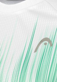 Camisa deportiva blanca con un patrón texturizado, que presenta rayas verticales verdes y un logotipo gris claro en la parte frontal izquierda.