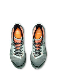 Trailrunning-Schuhe in Grau, Aqua und Koralle, mit einem strukturierten Obermaterial, schwarzen Schnürsenkeln und einer strapazierfähigen Gummisohle mit ausgeprägtem Profil.