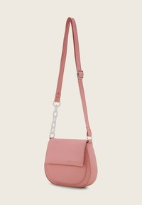 Borsa a tracolla in ecopelle rosa con forma curva, chiusura a pattina e un accento a catena sulla tracolla. Texture liscia con dettagli minimi.