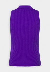 Haut sans manches en maille côtelée violet profond, doté d'un col haut et d'une coupe ajustée qui épouse la silhouette.